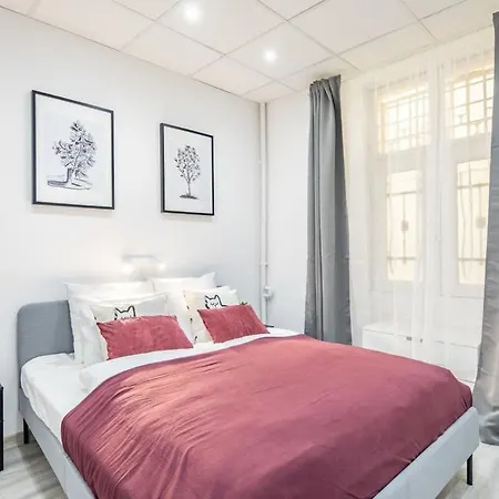 Lägenhet Cosy At Super Location With Ac Budapest